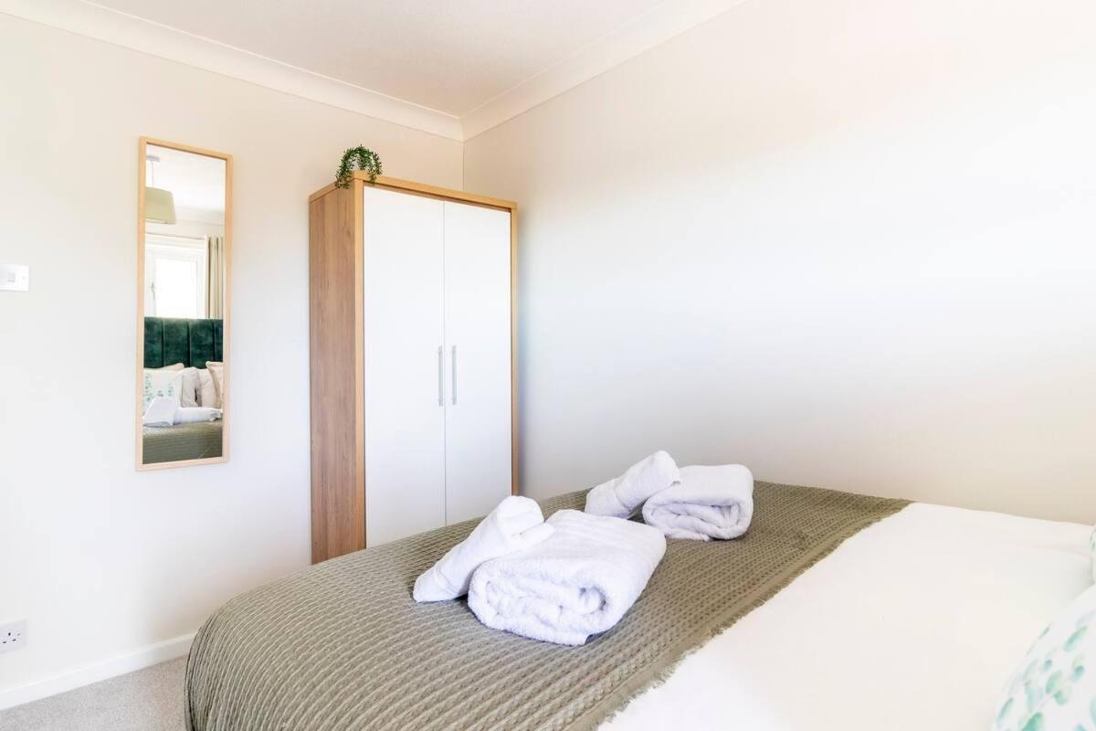 Wow! Seaview Beach Apartment Sleeps 6-Free Parking Борнмут Экстерьер фото